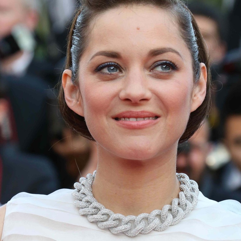 في مهرجان كان ماريون كوتيارد ترتدي قلادة شوبارد بتصميم السلسلة