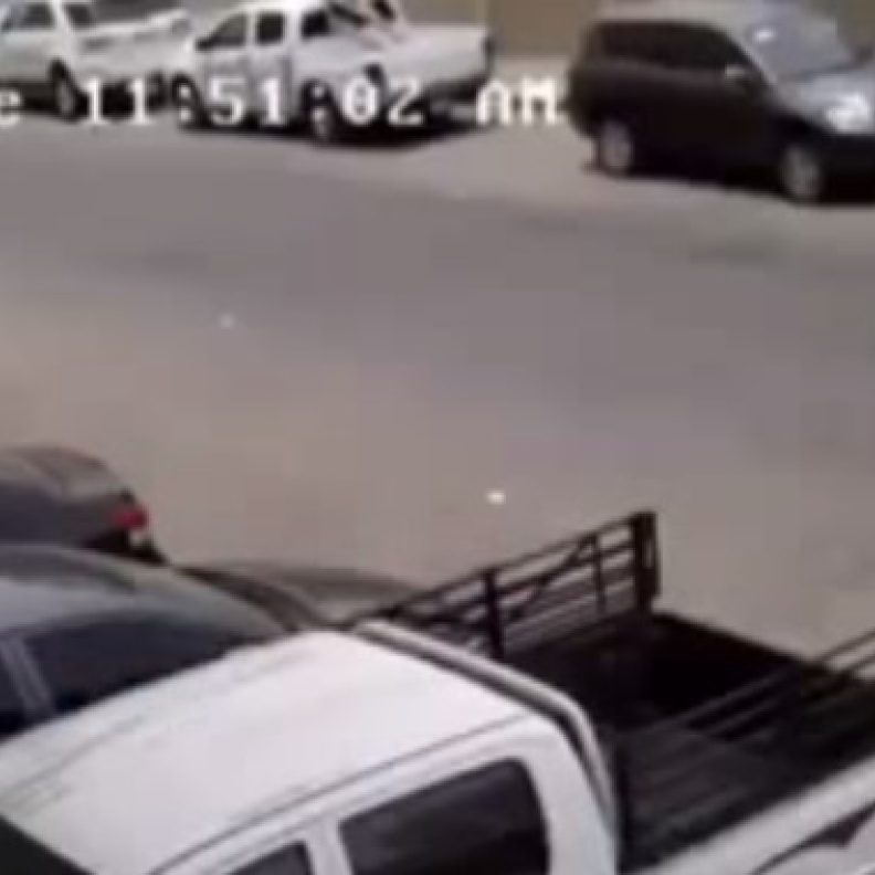 بالفيديو: رجل يحبط مؤامرة عصابة لسرقته!   