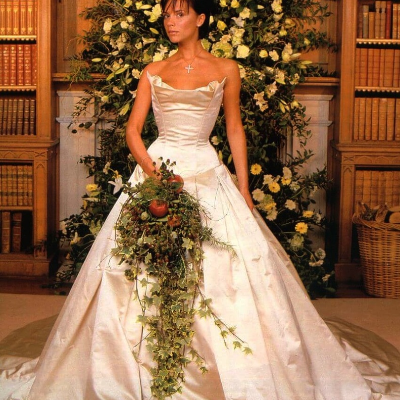 فيكتوريا بيكهام كما بدت في حفل زفافها مع التاج الذهبي الذي زين رأسها