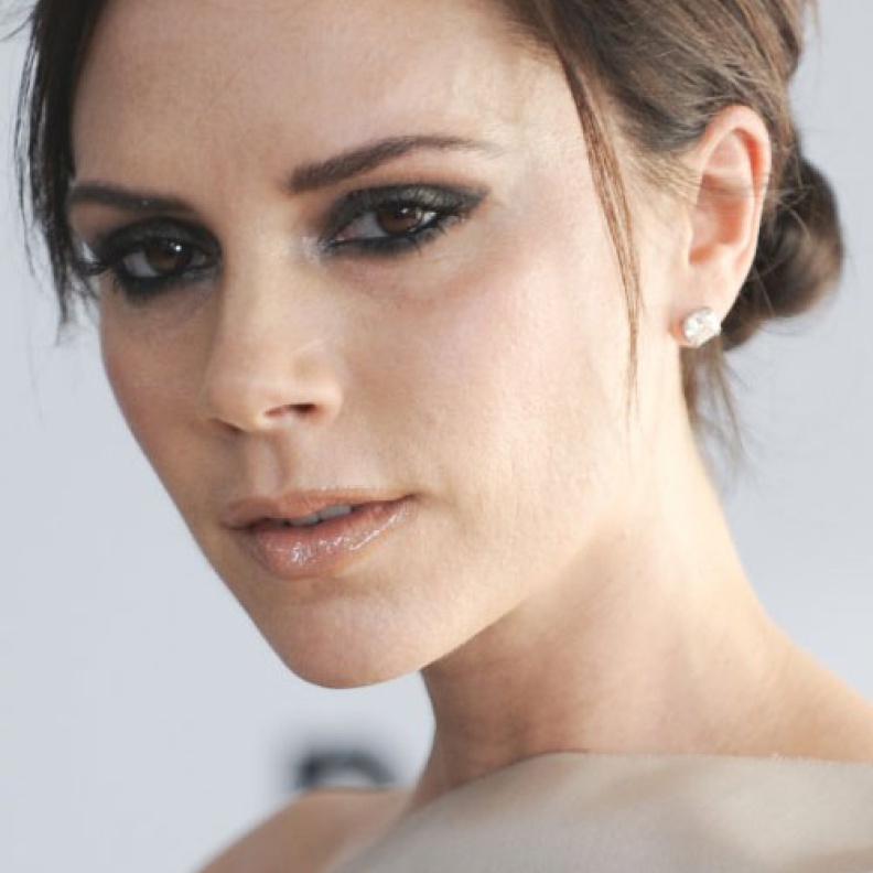 فيكتوريا بيكهام في مهمة جميلة بسنغافورة