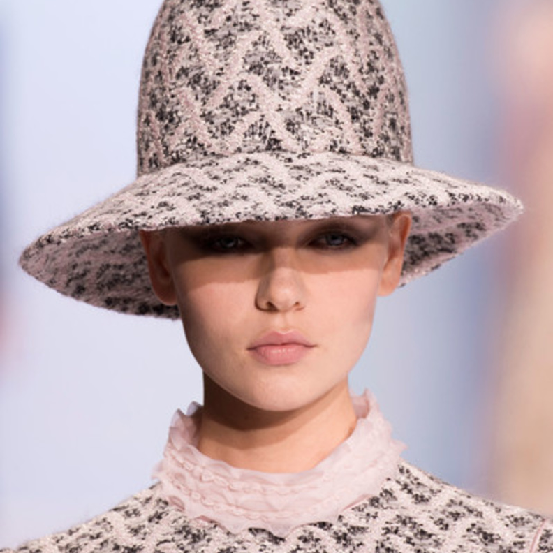 قبعات بأشكال جديدة وعصرية من رالف اند روسو Ralph & Russo