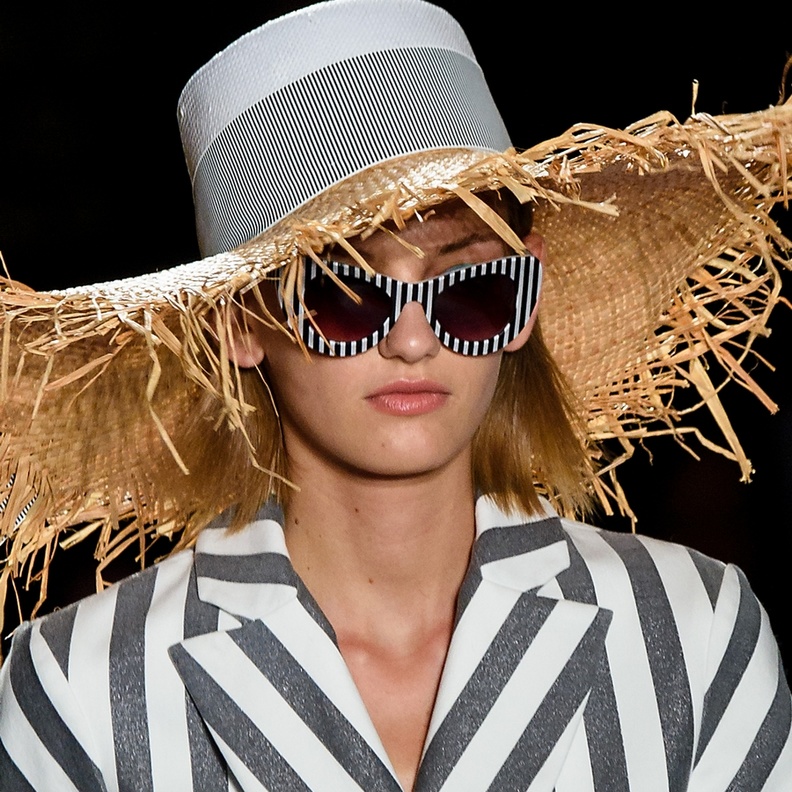قبعة كبيرة واستثنائية من Christian Siriano