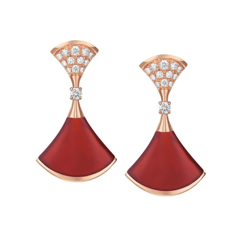 قرط بولغاري من الذهب الوردي والماس والعقيق