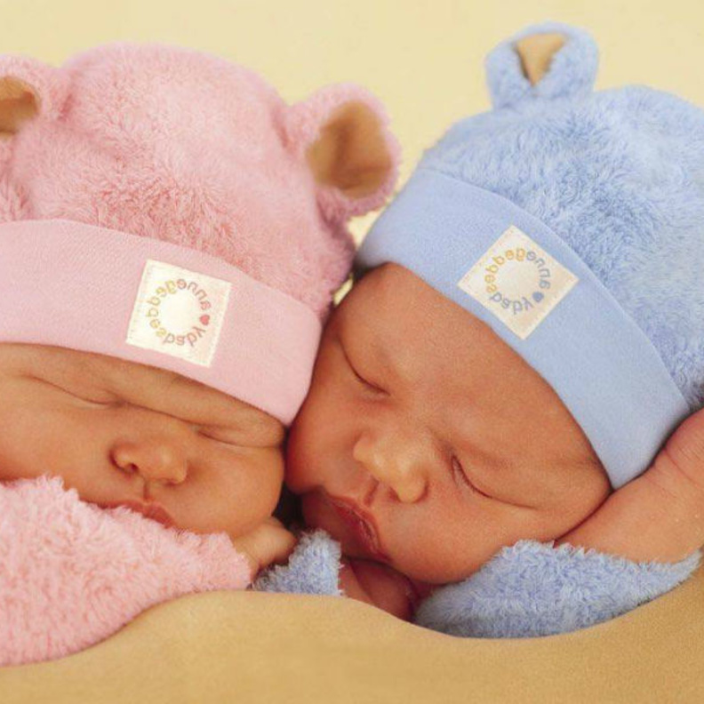 قصة و تاريخ اللون الوردي للبنت و الأزرق للولد