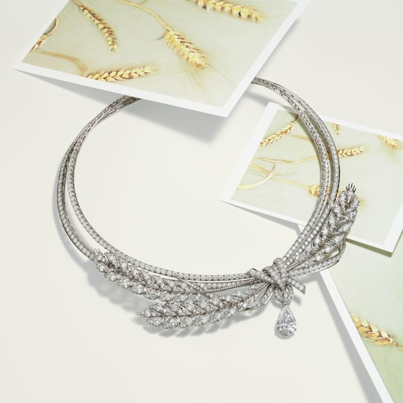 قلادة ماس وذهب أبيض من شوميه