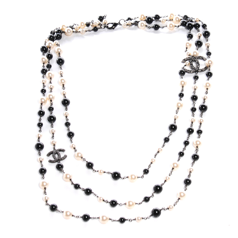 قلادة من شانيل بثلاث طبقات 