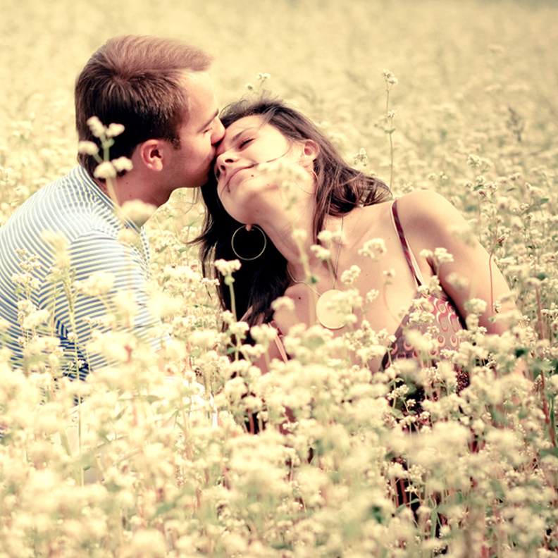 قومي بتظهير صورة رومنسية لكما على لوحة خشبية واهديه اياها