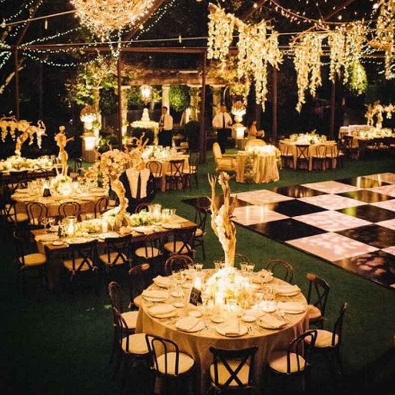 قومي بتوزيع الأثاث في قاعة حفل الزفاف بذكاء