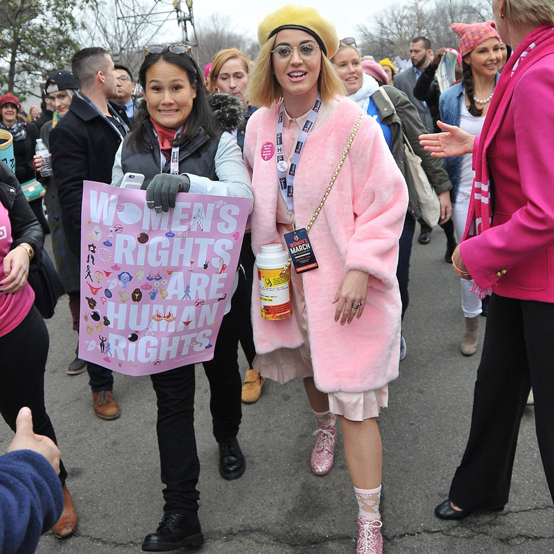 كاتي بيري Katy Perry تختار معطف الفرو الزهري مع اكسسوار القبعة باللون البيج