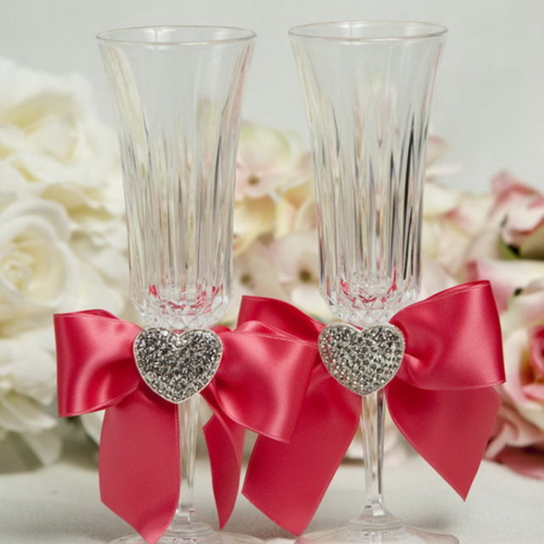 كاسات مزينة بالدانتيل واللؤلؤ