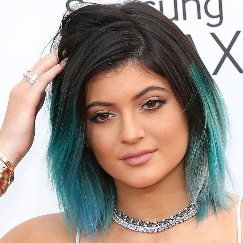 كايلي جينر Kylie Jenner تختار تلوين اطراف الشعر باللون الازرق