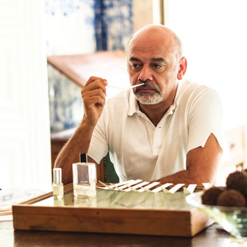 كريستيان لوبوتان أثناء تجربة العطر