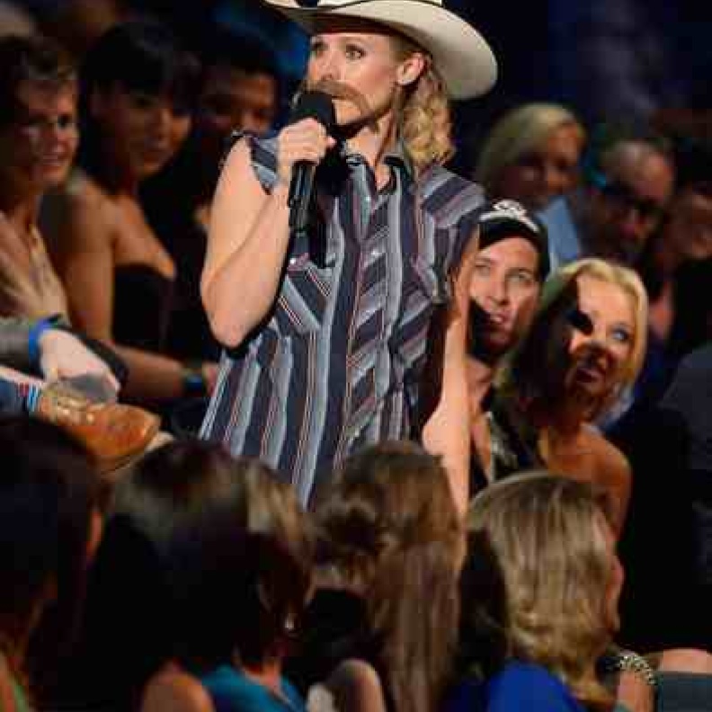  كريستين بيل بالشارب وقبعة رعاة البقر