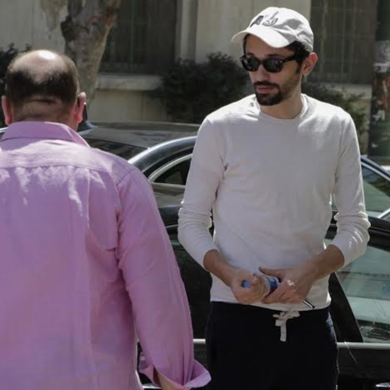 السيدة جيجي زويد زوجة محمود عبدالعزيز الأولى بين ابنيها