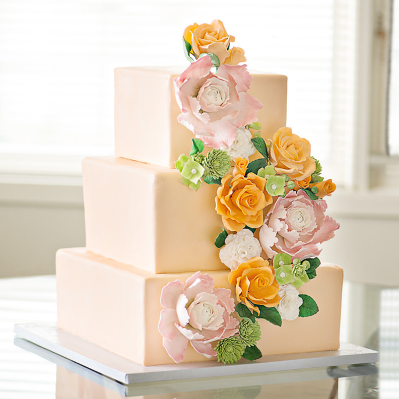 كعكة زفاف باللون البرقوقي والورود السكرية