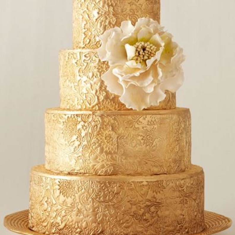 كعكة زفاف بلمسات معدنية