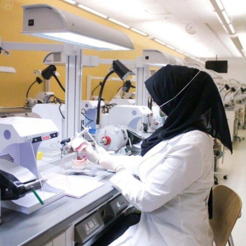 كلية طب الأسنان في جامعة نورة تستغني عن الاختبارات الورقية