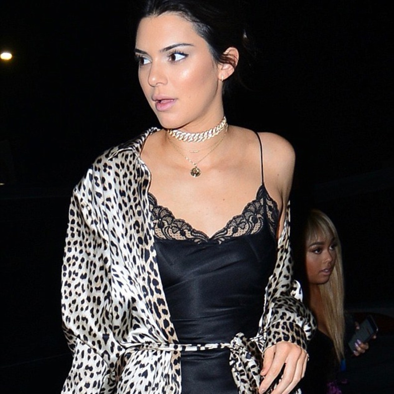 كندال تألقت بالقلادة الذهبية التي ارتدتها.