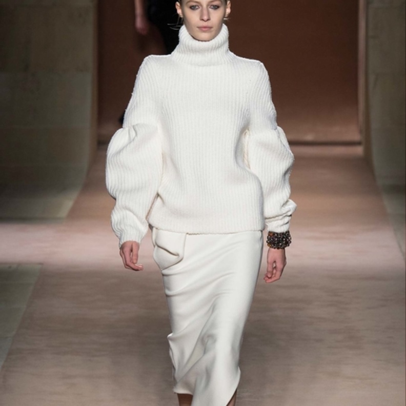 كنزات شتوية بموضة الأكمام الضخمة على خطى دار فيكتوريا بيكهام ‏Victoria Beckham