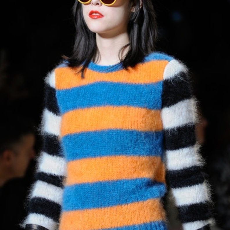 كنزات طويلة شبيهة بالفساتين المقلمة من  Max Mara