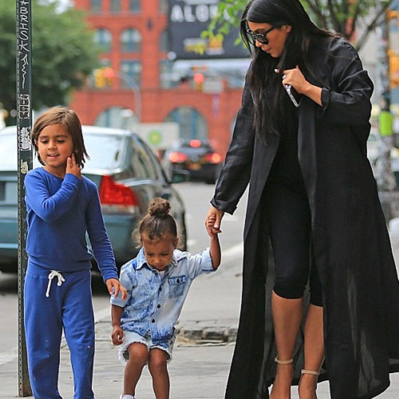 كيم تساعد كورتني باصطحاب ابنها للتنزه