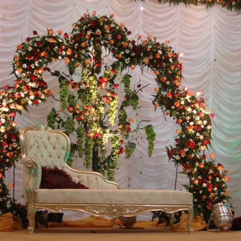 كوشة محاطة بالورد