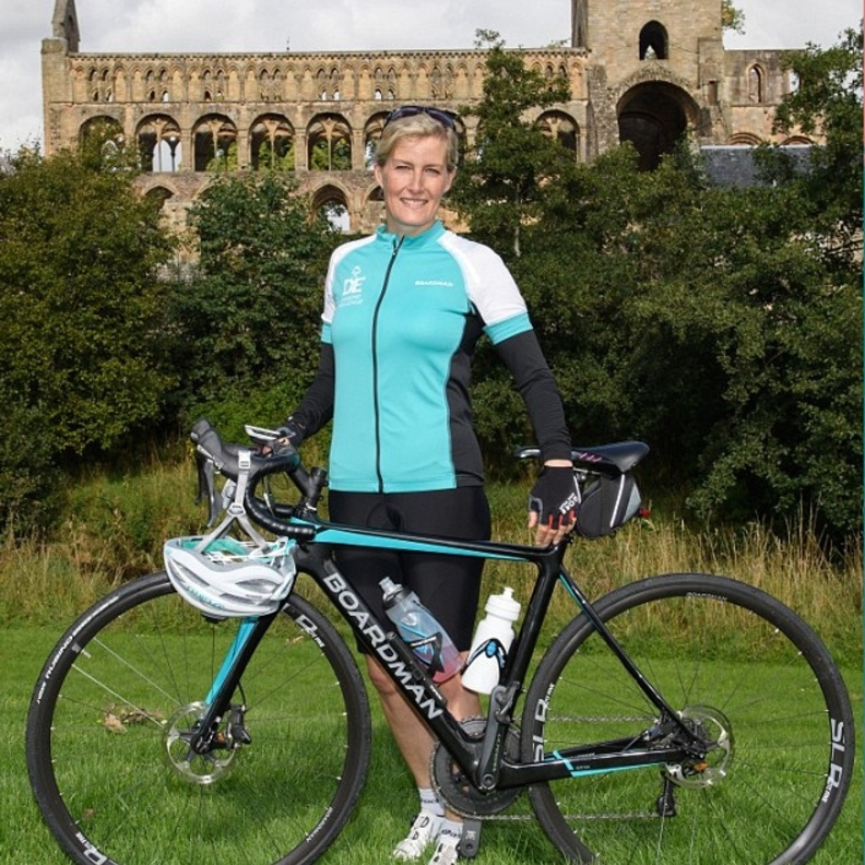 كونتيسة ويسكس تشارك في سباق خيري للدراجات