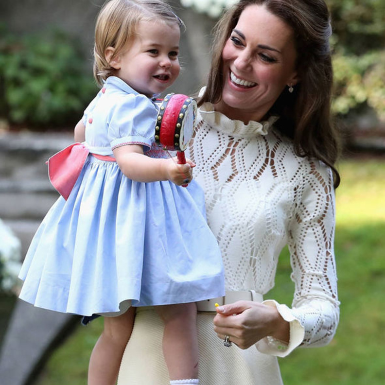 كيت ميدلتون تحمل الاميره شارلوت