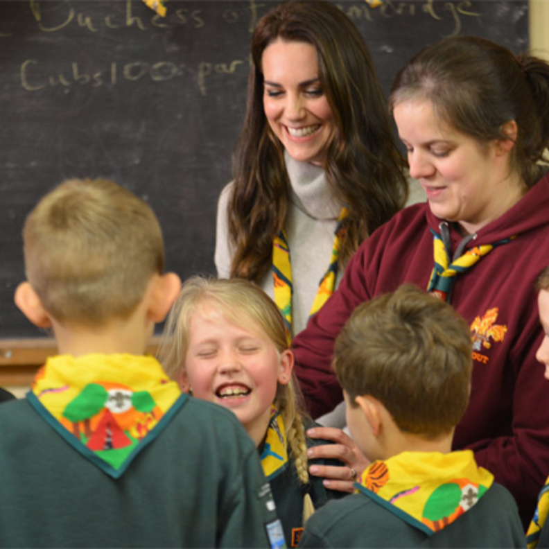 كيت ميدلتون زينة الكعك مع الأطفال