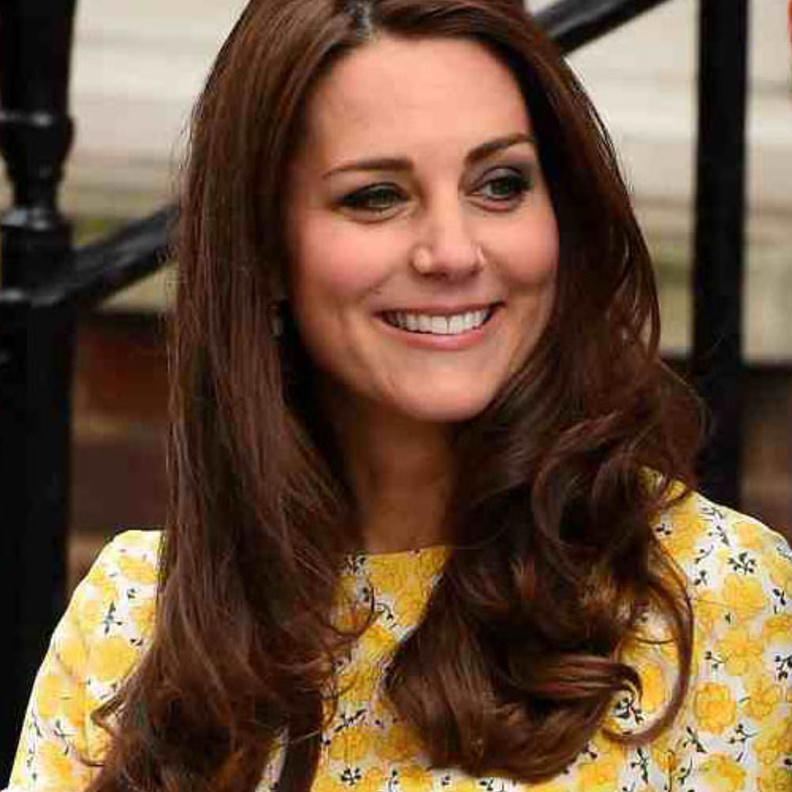 وليام يحمل ابنه الأول جورج وبجواره زوجته كيت