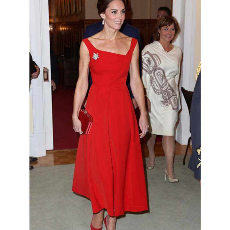 كيت ميدلتون  kate Middleton تختار الفستان الاحمر من توقيع Preen by Thornton Bregazzi
