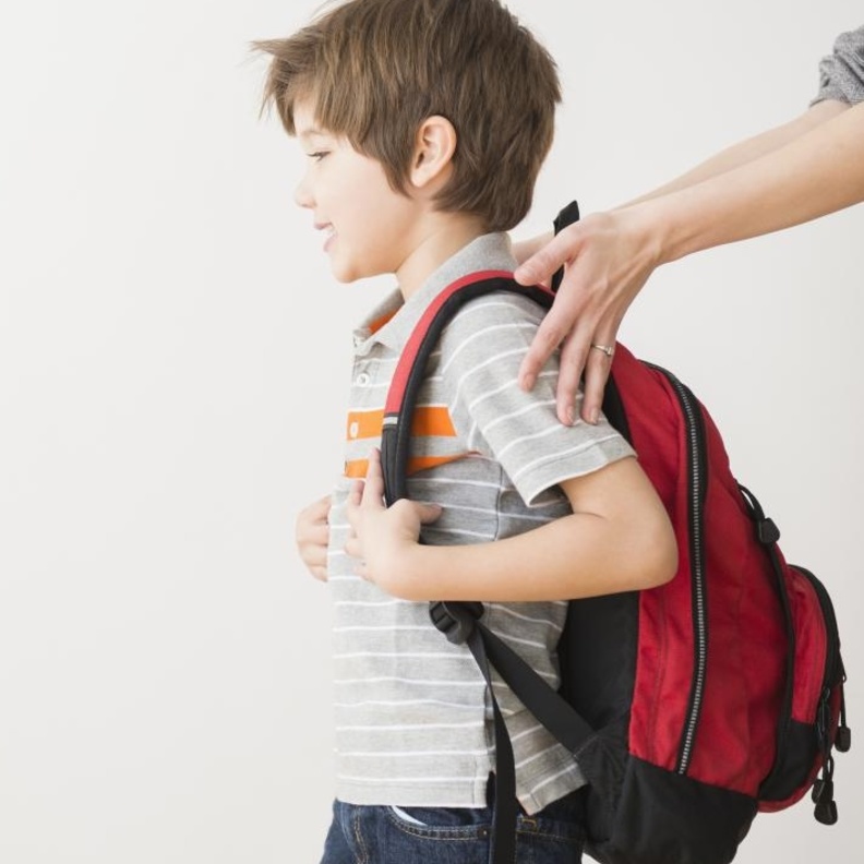 كيف تتعاملين مع طفلك بعد نقله الى مدرسة جديدة