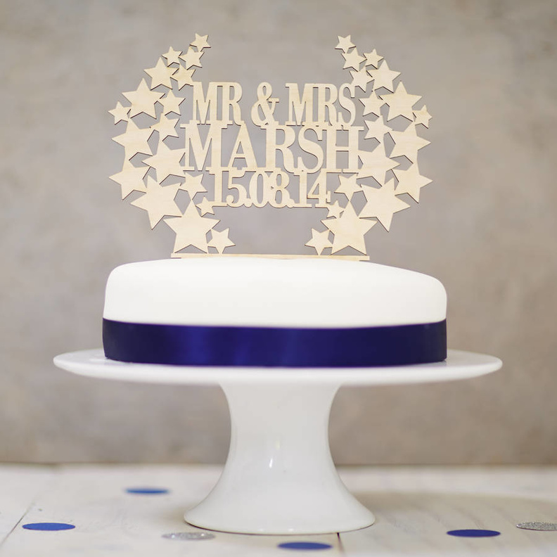 كيكة زفاف ناعمة مزينة بالنجوم لزفاف العيد