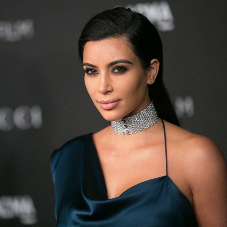كيم كارداشيان ترتدي قلادة من كارتييه