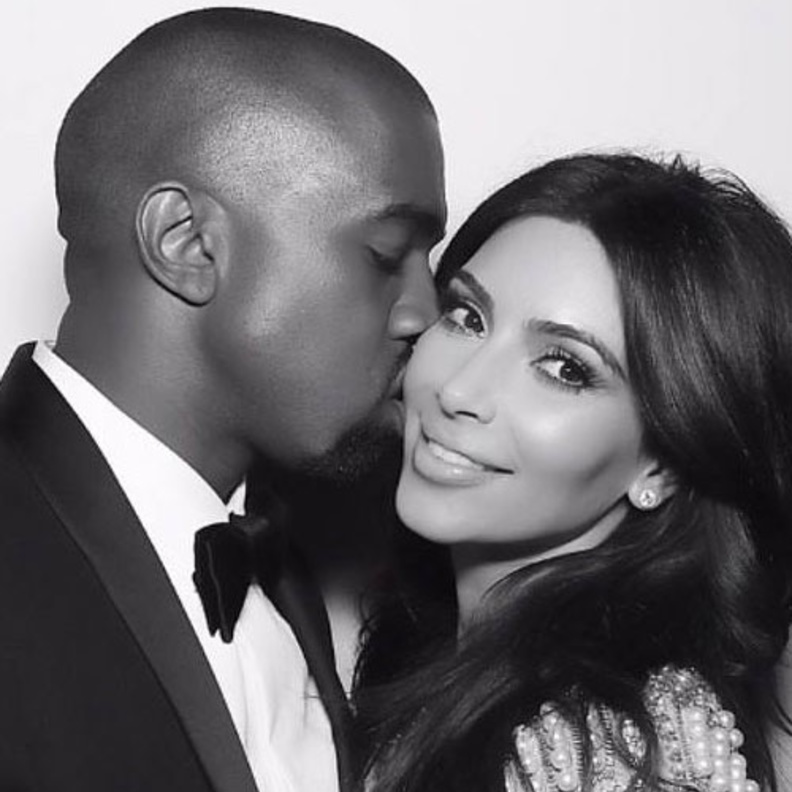 كيم كارداشيان تحتفل بمرور عام على زواجها بهذه الصور