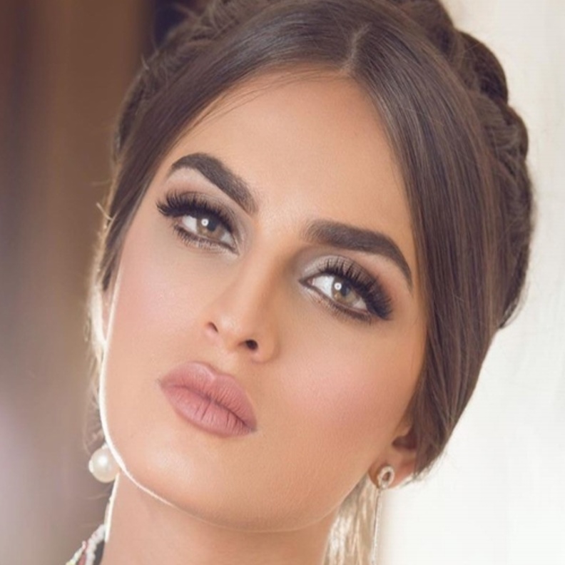 كيناز بمكياج ناعم من نوره بو عوض 