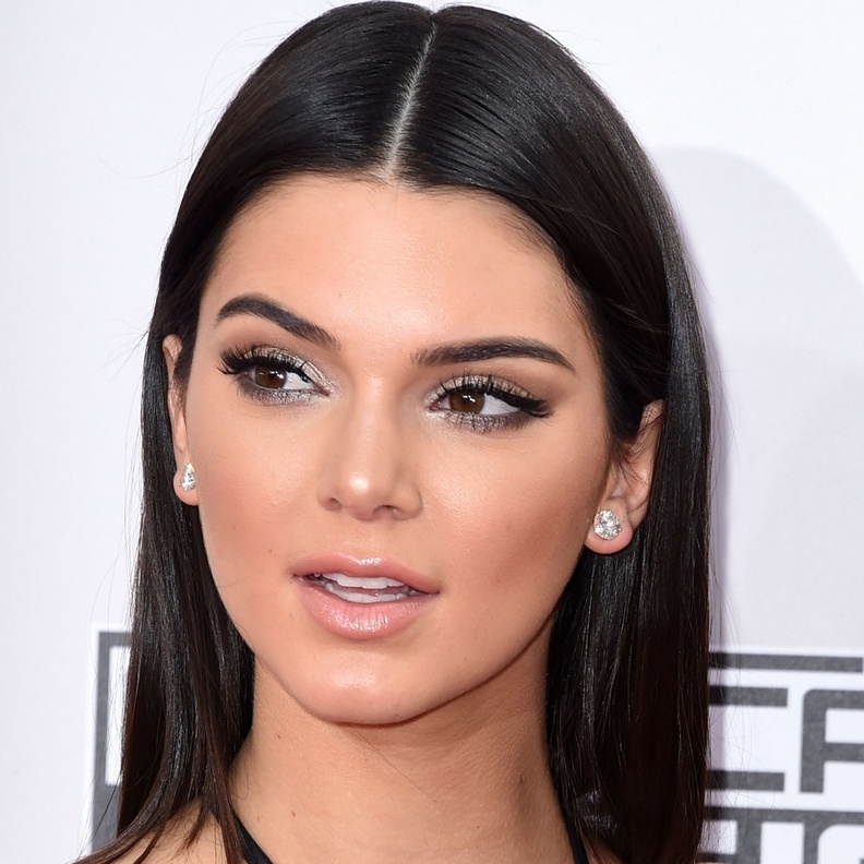 كيندال جينر Kendall Jenner مثال على الوجه البيضاوي