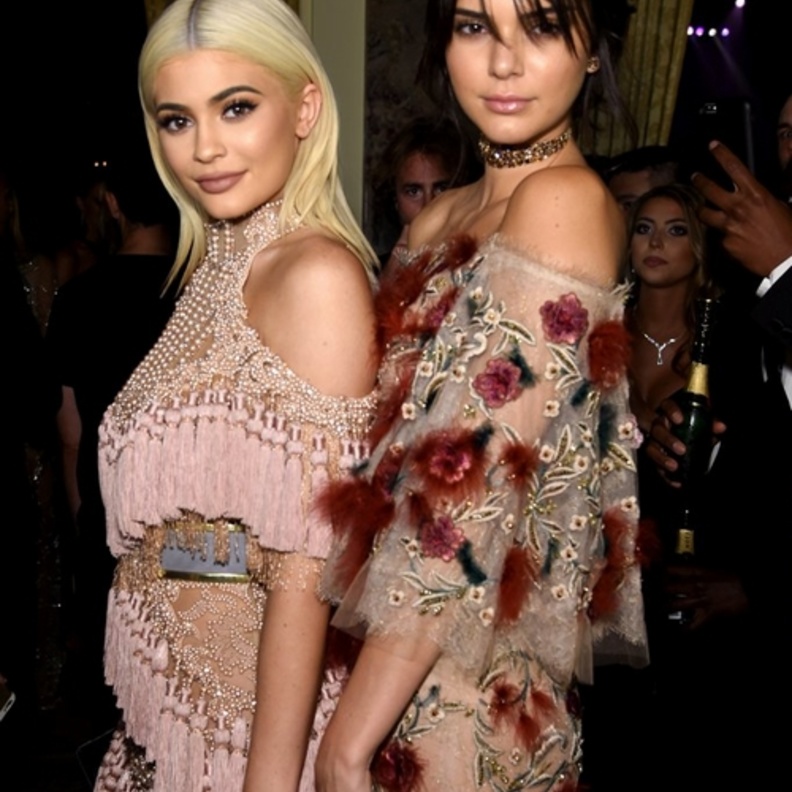كيندل جينر kendall jenner وكايلي جينرkylie Jenner يتنافسان في اردتاء فساتين سهرة راقية