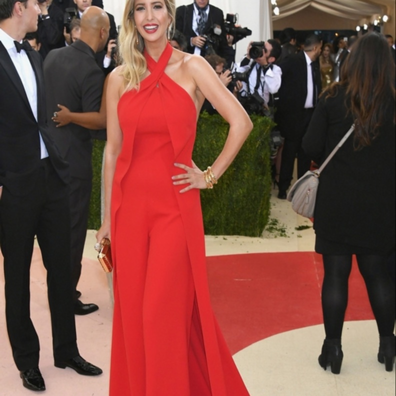 لأسلوب مختلف اختاري الجمبسوت الأحمر مع الذيل الطويل من ايفانكا ترامب