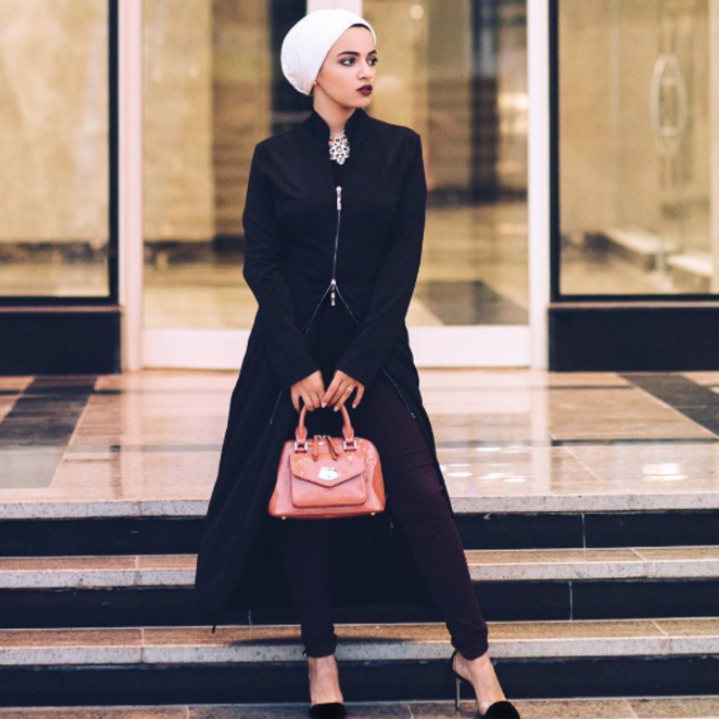 لإطلالة عصرية اختاري المعاطف الملفتة بالسحابات عوضاً عن الأزرار ونسقيها بأسلوب أنيق وبسيط على طريقة المحجبة سحر فؤاد