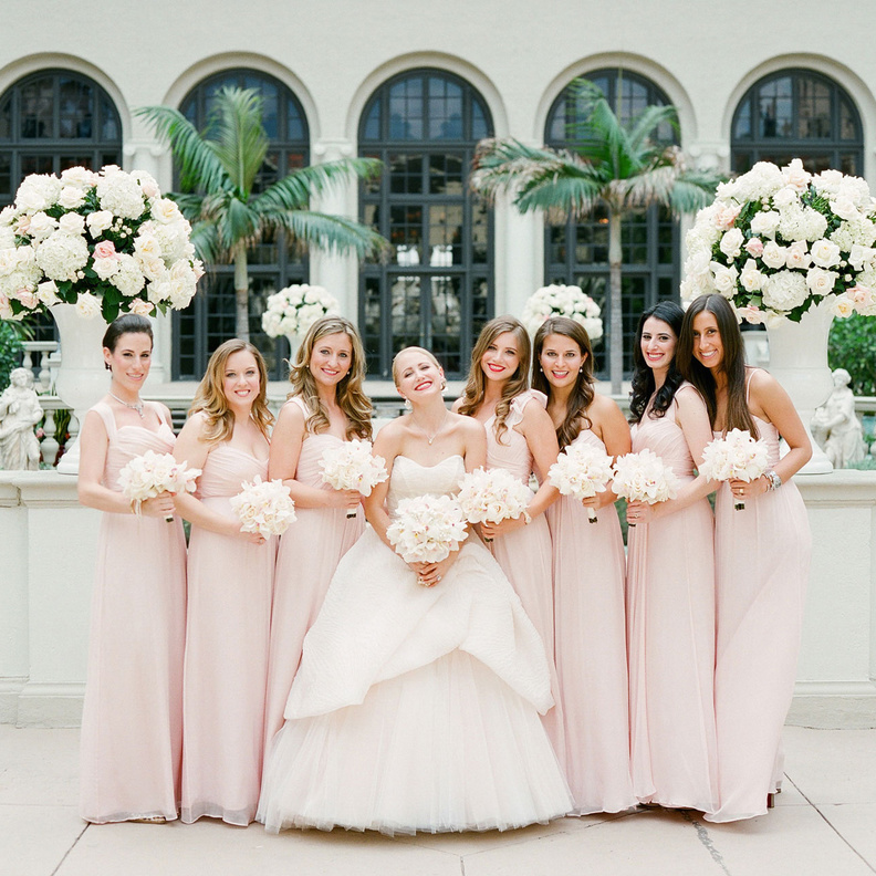 عند اختيارك لصديقاتك يجب أن يكون منهم الأشخاص الذين ترغبين حقا في أن يقفوا إلى جوارك في يوم حفل زفافك