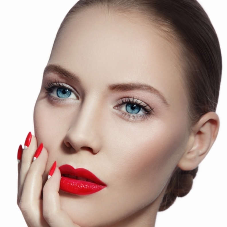 لا تخافي من ملمع الشفاه الأحمر، فهو يعطي جاذبية أكثر من أحمر الشفاه المطفي