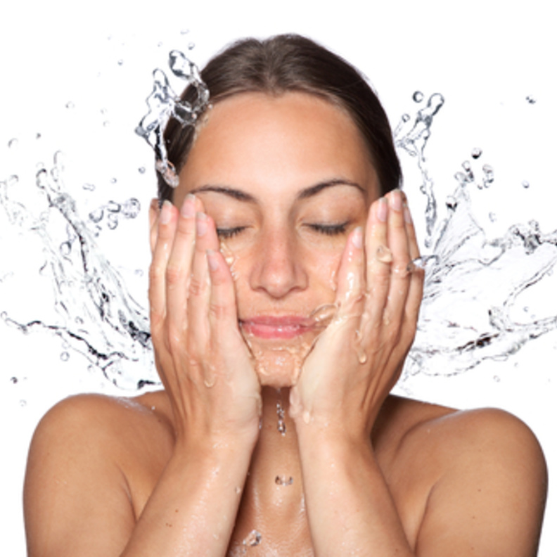لا تكثري من غسل الوجه بحجة تخفيف الزيوت عنه، فهذا يؤثر على بشرتك سلبياً