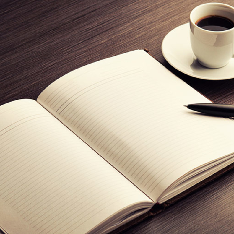 لا يظهر احاسيسه إلا في الكتابة لذا يكون ناجحاً ككاتب روايات