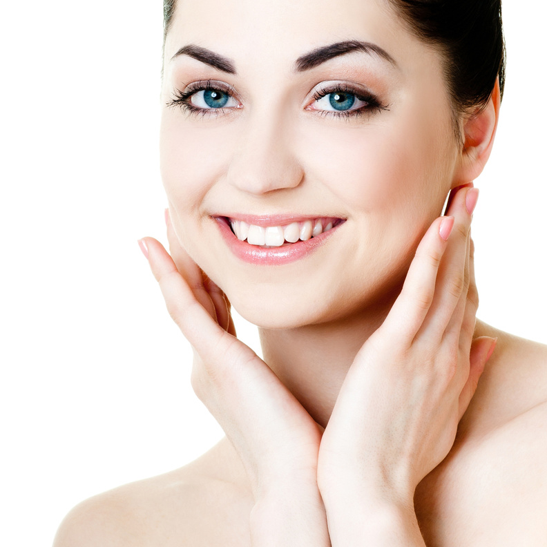 لبشرة نقية وصافية استخدمي الحليب وزيت اللوز وماء الورد يوميا