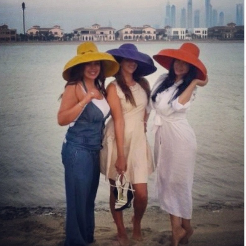 لجين عمران تستمتع بالبحر مع صديقاتها