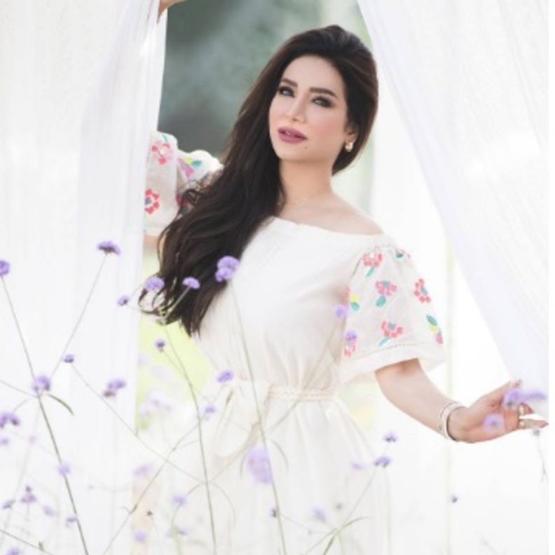 لجين عمران تحافظ على الملامح المشرقة مع بداية العام الجديد