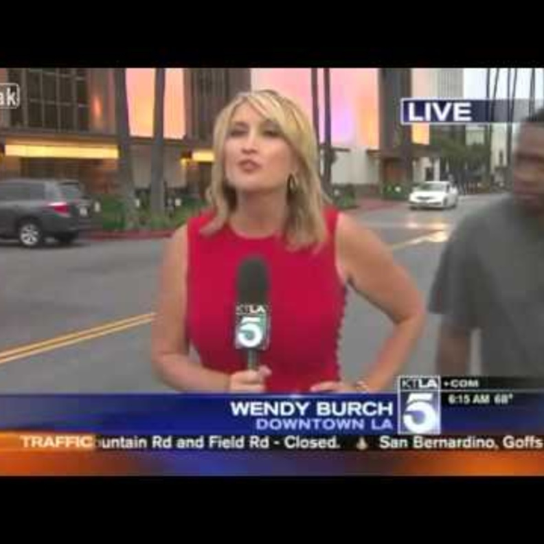 لحظة وقوف الشاب خلف المذيعة واثار خوفها