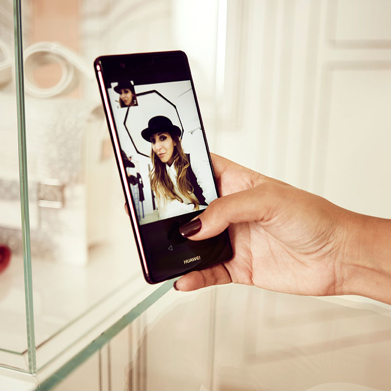 لقطة لمريم وهاتف هواوي P9