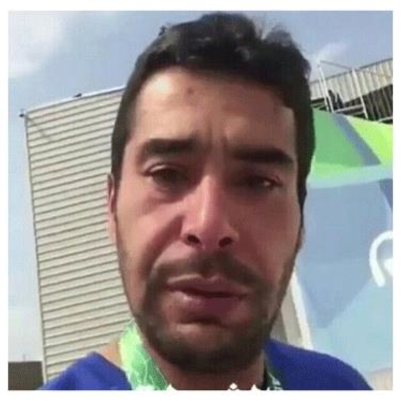 لقطه من بكاء الرامي من الفيديو